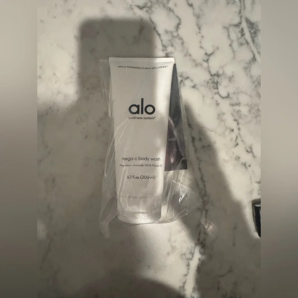 - NWT ALO YOGA MEGA C BODY WASH